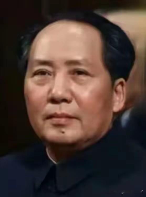 开国伟人毛主席，顶天立地的放光芒！