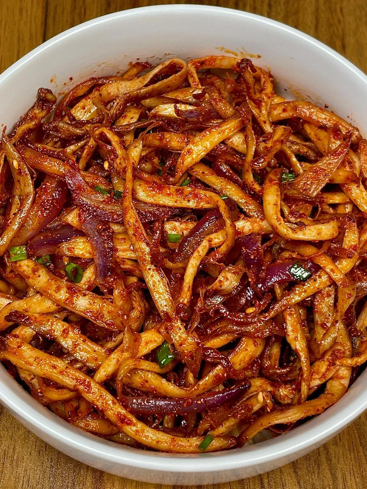 妥妥的下饭神器，香辣孜然杏鲍菇
烧烤味浓郁，香香辣辣，越嚼越香，好吃到停不下来了