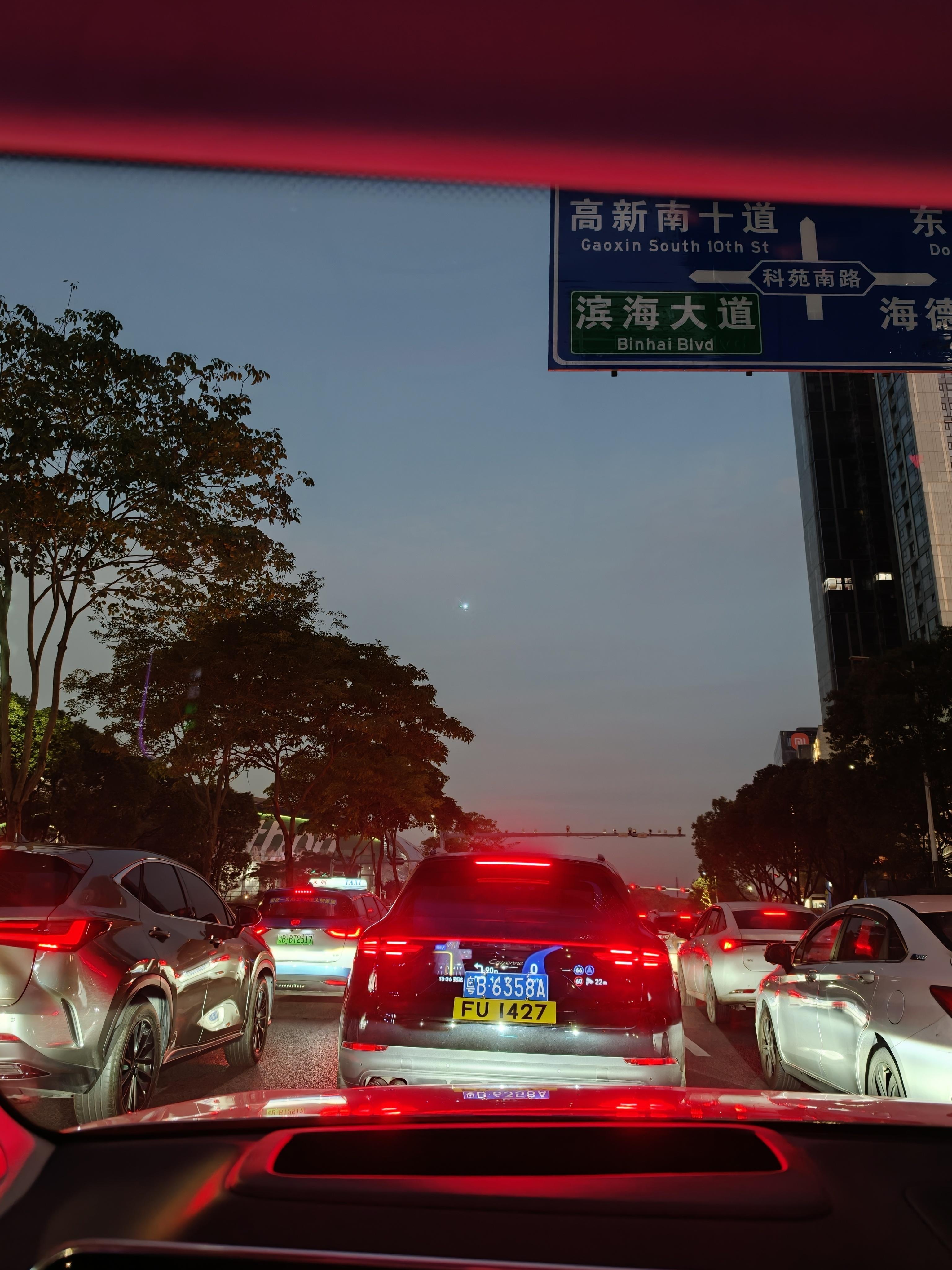 在深圳看到红绿灯路口上悬停着一个无人机时，一定要把手机收起来，这玩意儿就是抓拍用