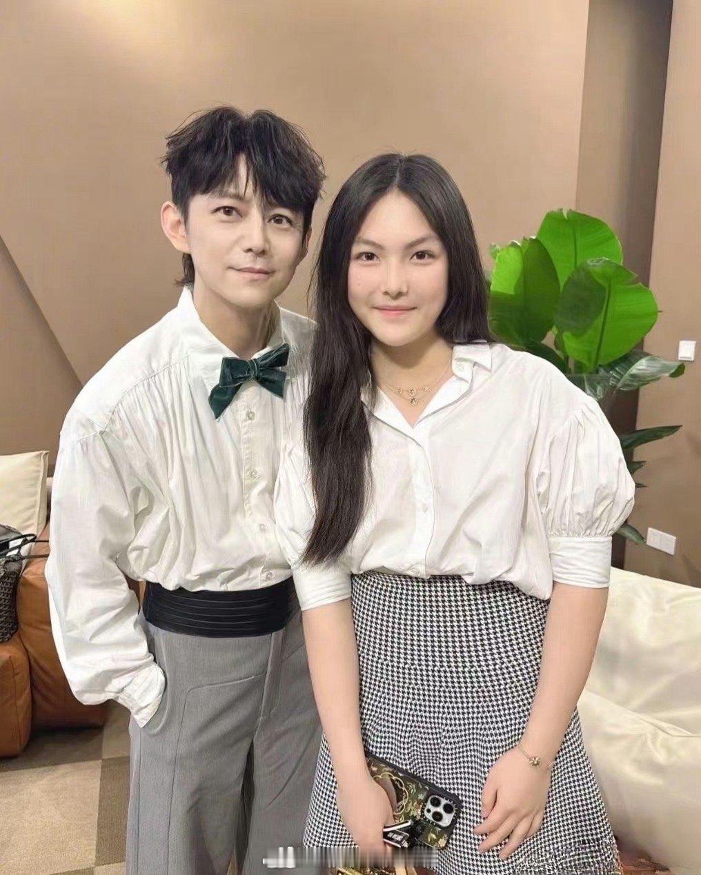 #李湘带王诗龄来歌手当观众#哦哟哦哟，李湘、王岳伦居然又同框了啊！这对前夫妻带着
