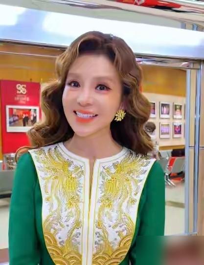 别盯着朱迅那张发僵的脸看了。你以为那是医美打多了，其实那是她刚在后台拔掉氧气管硬