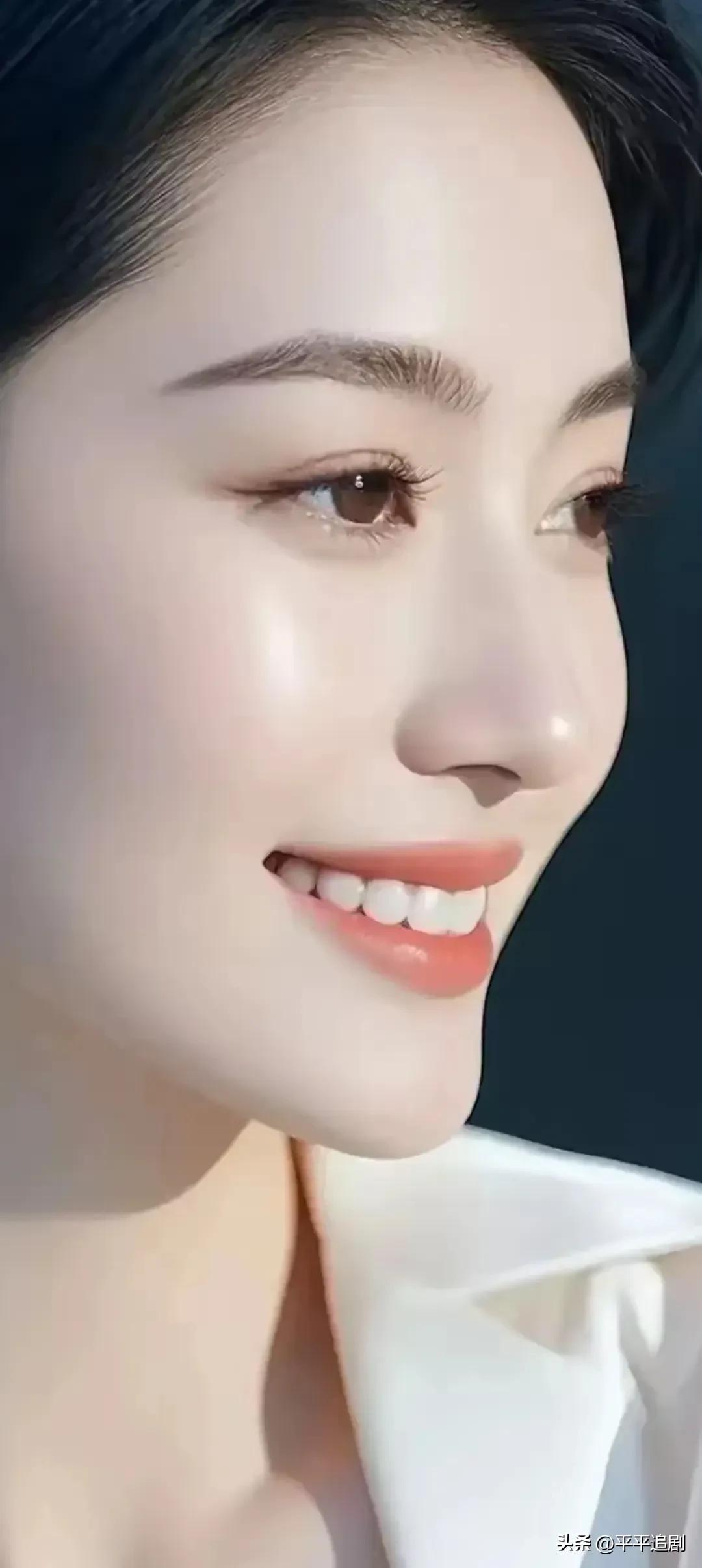 光落在眉梢，笑意漫过唇角，连风都变得温柔。
女性应有的气质 女生的高级气质