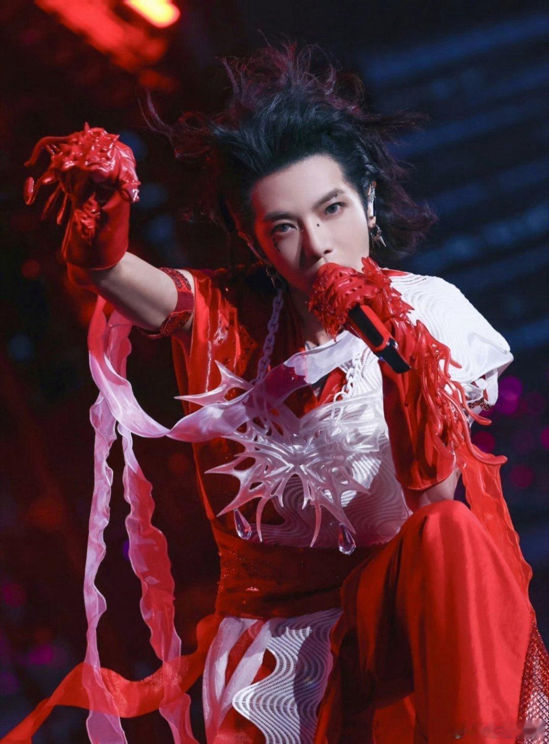 华晨宇 你瞅啥华晨宇的东北话瞬间点燃全场，“你瞅啥”一出，粉丝接梗超默契，现场瞬