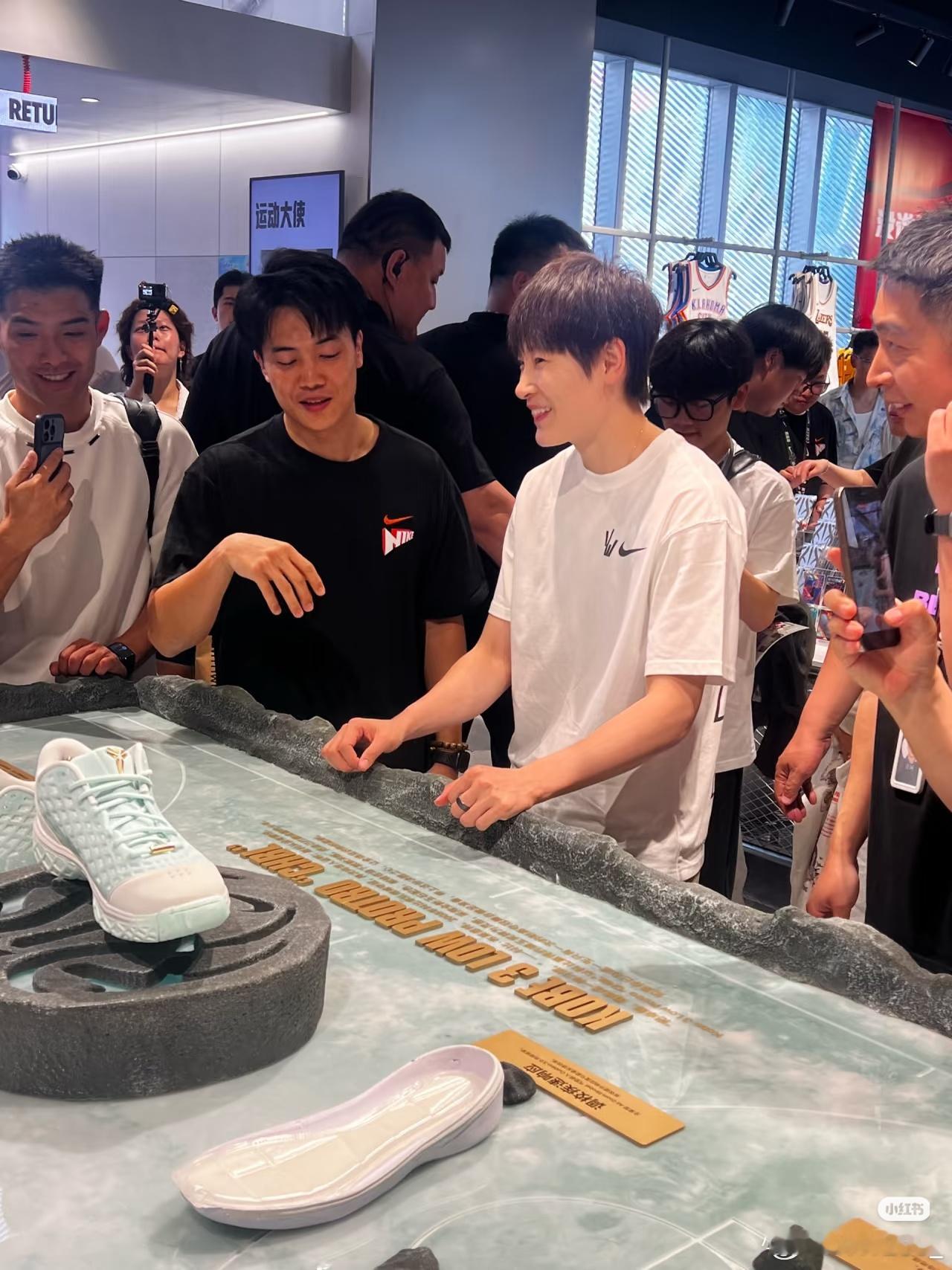 杨力维杨力维耐克 20260523姐姐耐高篮球闹市图图一源于:xhs 翰奇图二源