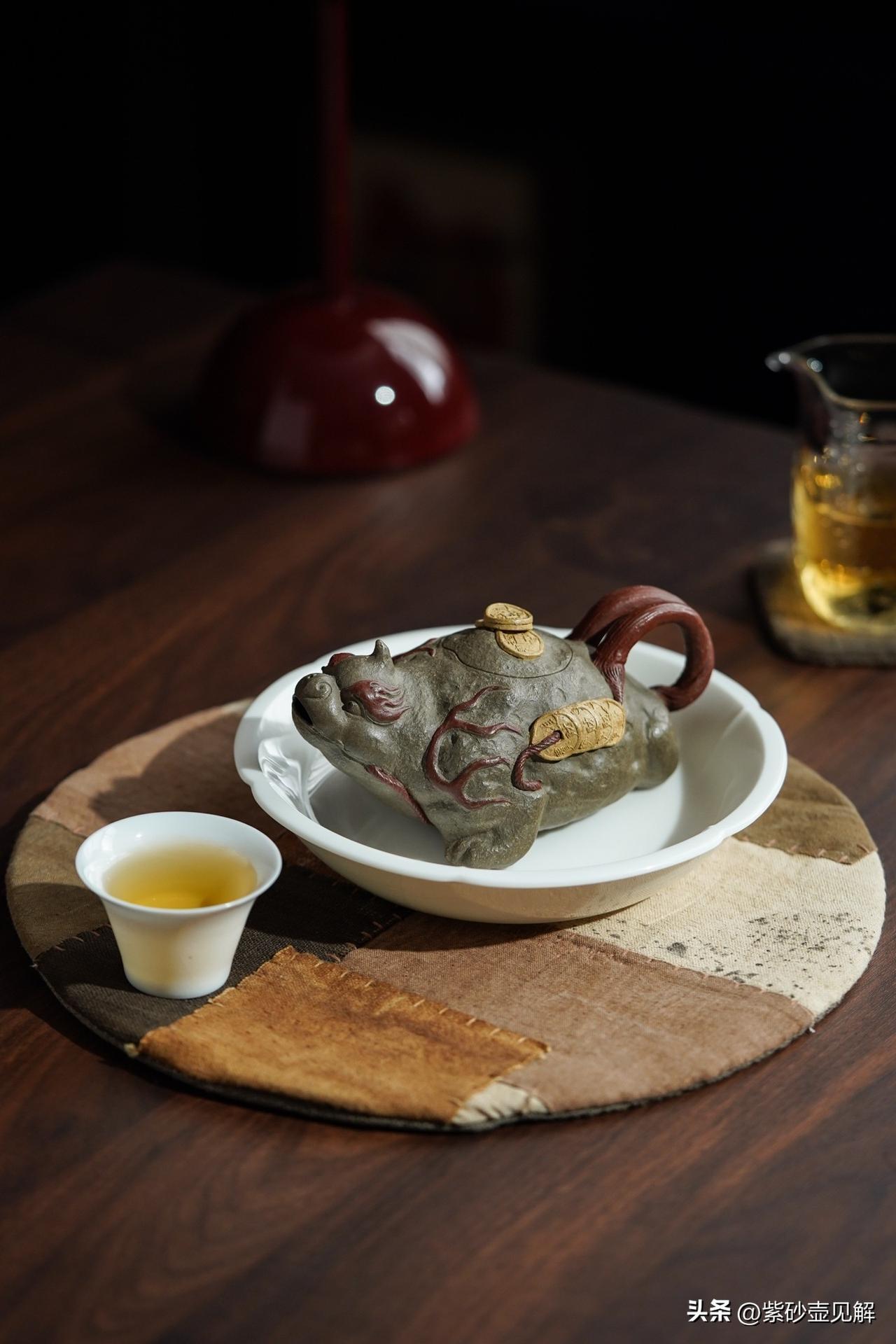 用紫砂壶泡茶，最好是即用即泡，用后倒掉，尽量不要过夜，如偶然忘了，隔天要及时清洗