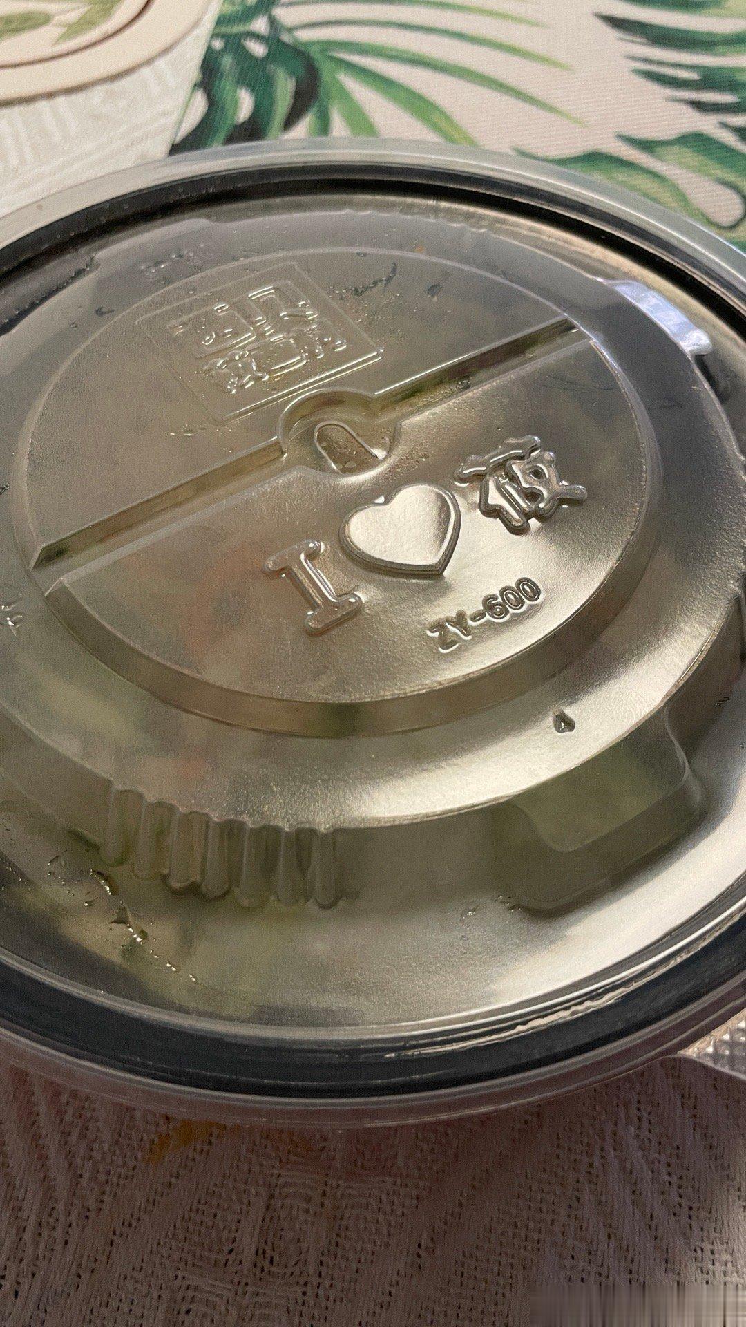 鸡蛋外面那层膜能吃吗？鸡蛋壳和鸡蛋白之间有一层膜，是蛋壳膜，是可以吃的。蛋壳膜含