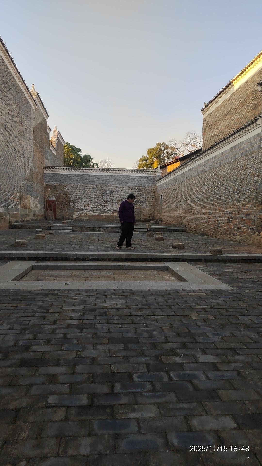 张勋庄园的这个院子，散散步看看戏还是不错的

关于张勋庄园，我最喜欢的还是这个院