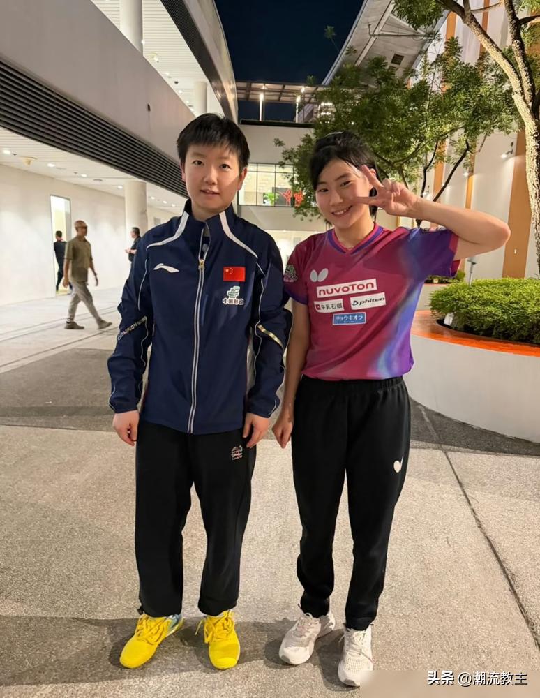 刚赢了咱们的队员，扭头就去找孙颖莎合影。这个12岁的日本小姑娘，不简单。
她叫