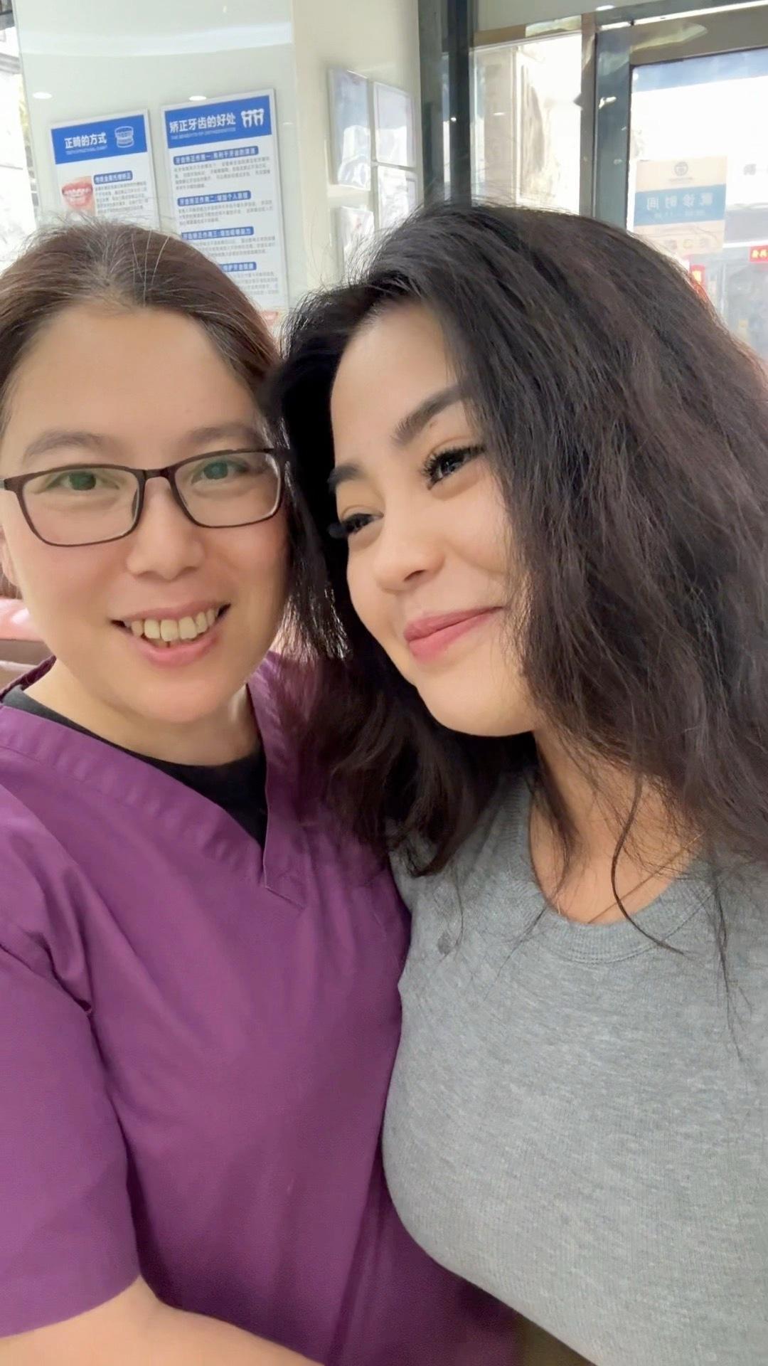 拆牙套日～告别牙套妹啦～感谢我美丽的李医生 ​​​