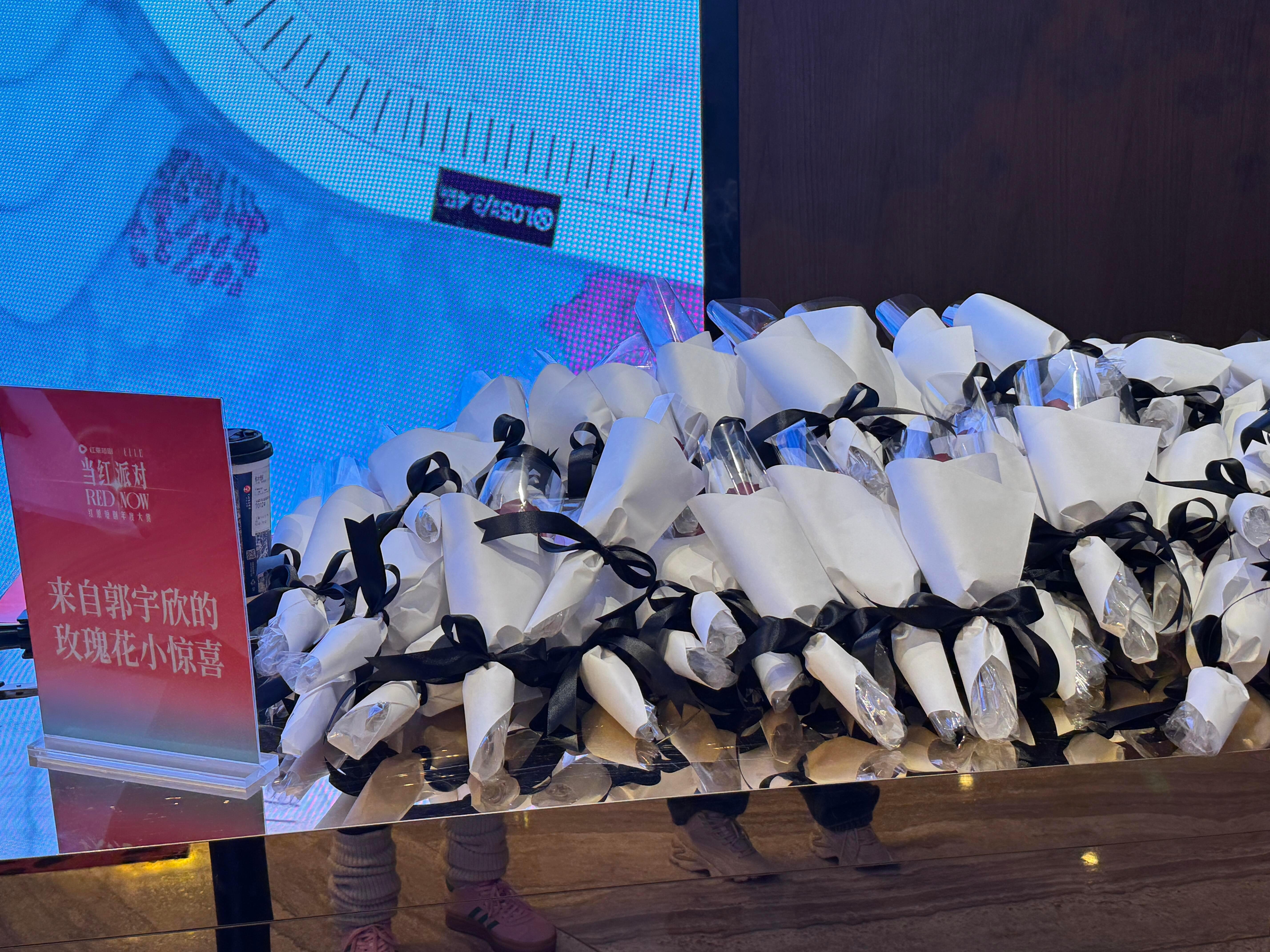 今天果子逆应援的有:陈添祥 给大家准备了橙子郭宇欣 给大家准备了玫瑰花马小宇 给