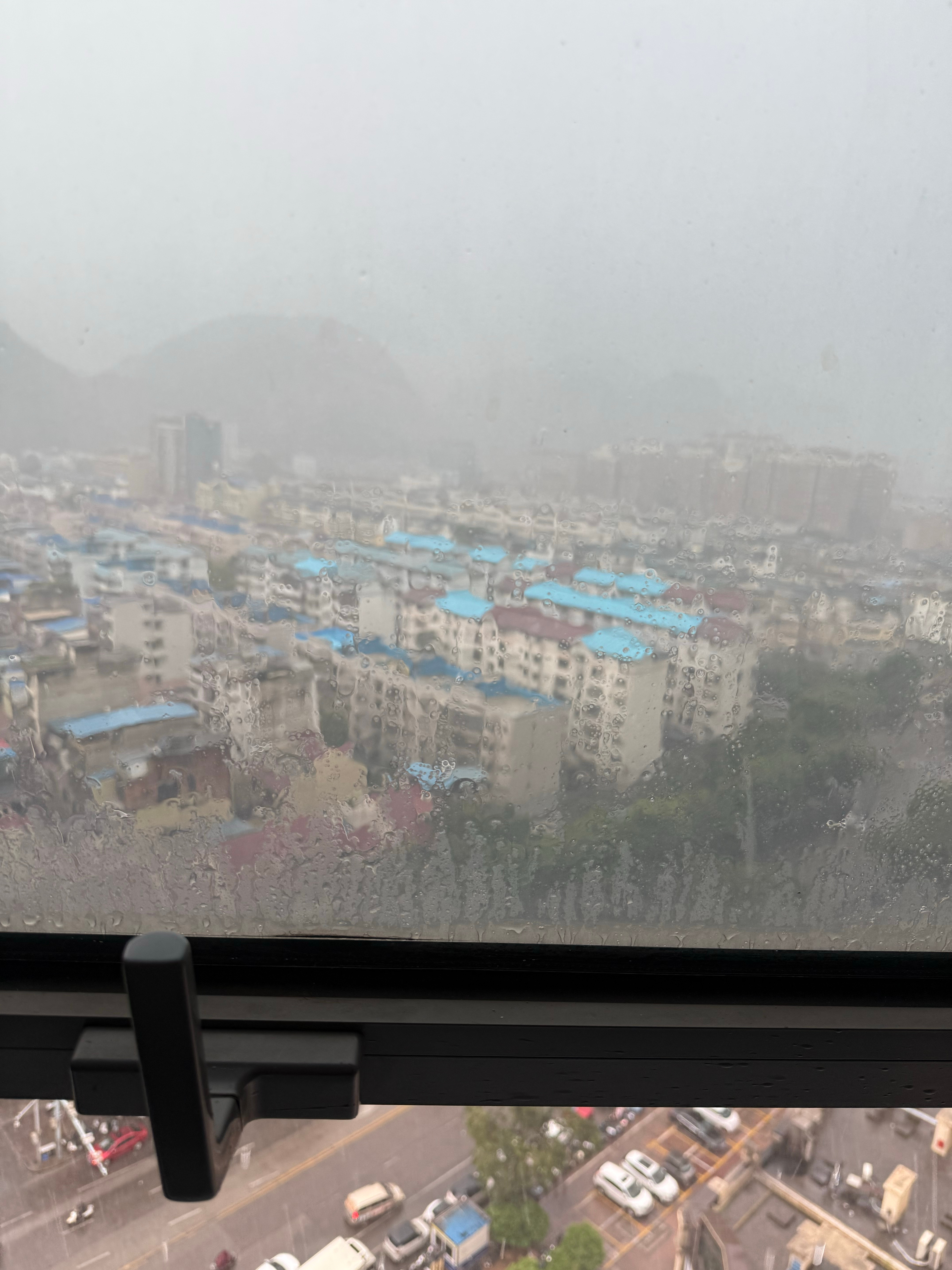 下大雨了。下大雨了。注意安全啊！大雨 ​​​