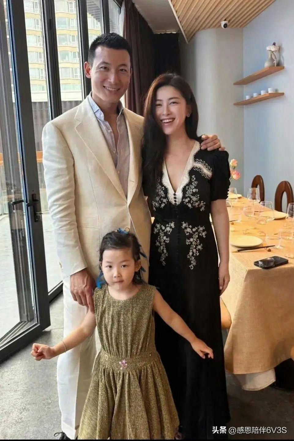 朱珠4岁女儿近照为什么我感觉女儿和朱珠不像啊…但是好像是高级脸哈哈哈