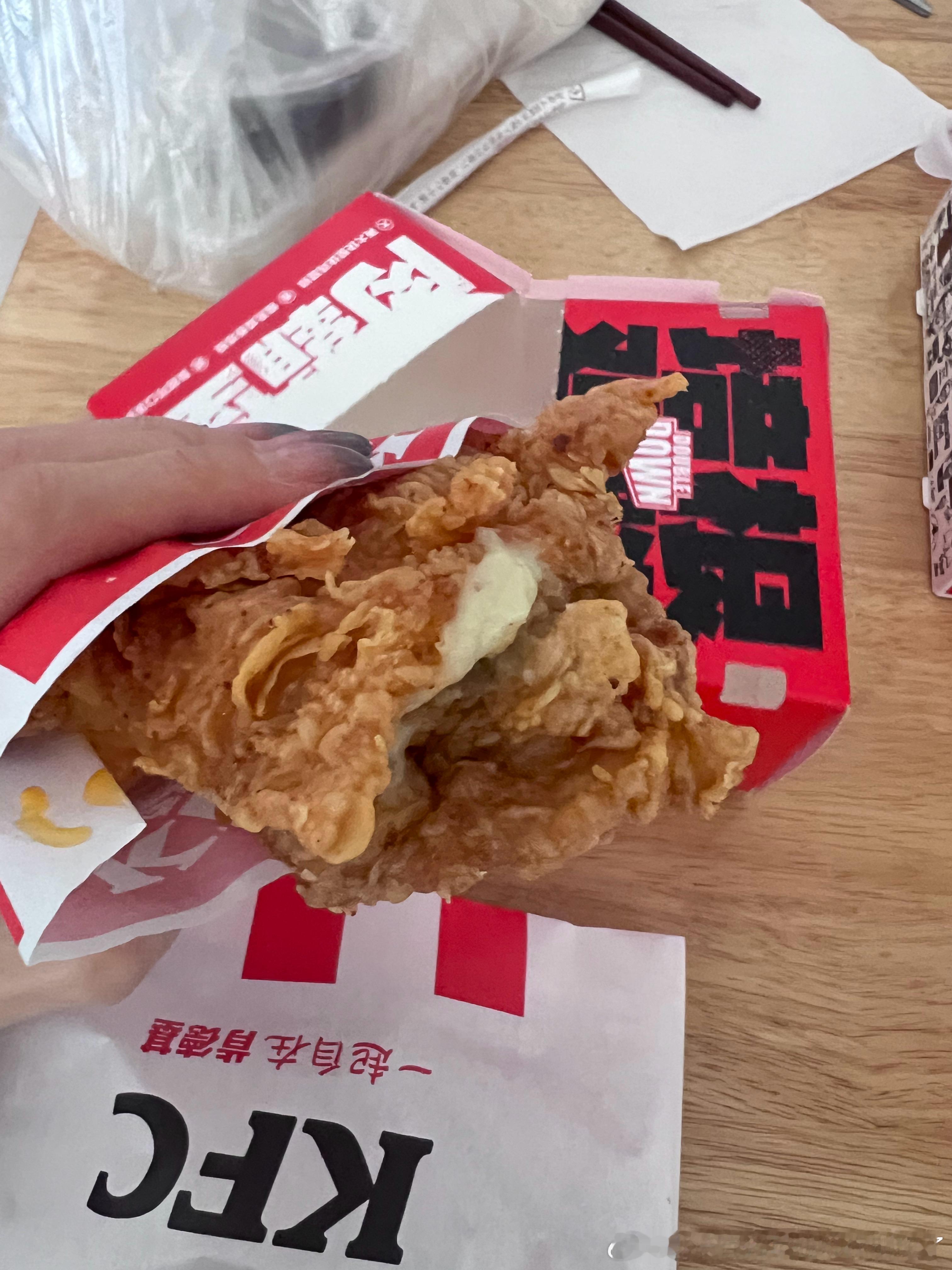 肯德基的新品 榴莲汉堡榴莲味不少 ​​​
