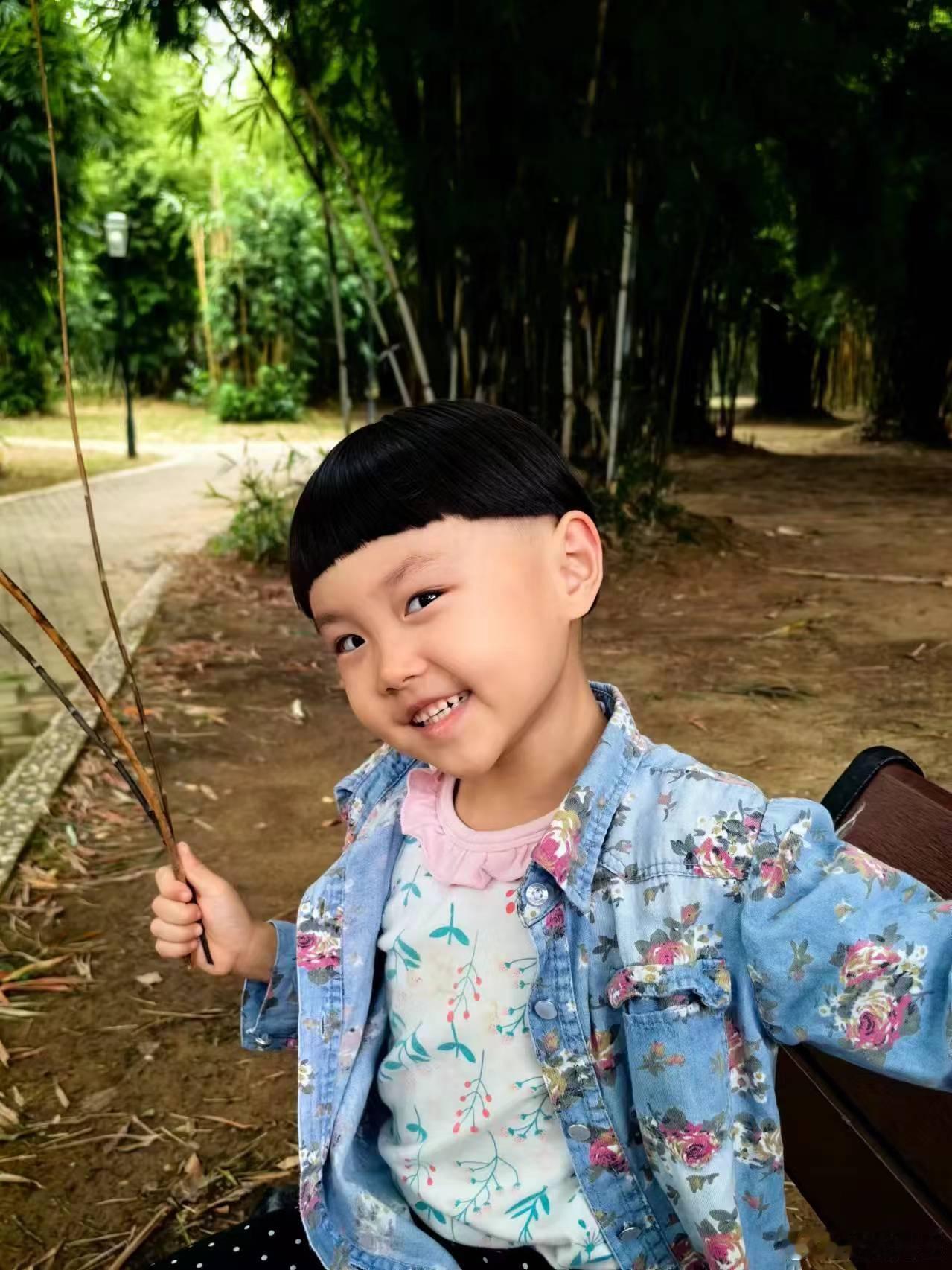 #成长留声机# 秋天是丰收的季节，秋天的旅行的季节，秋天是欢乐的季节。秋风轻拂，
