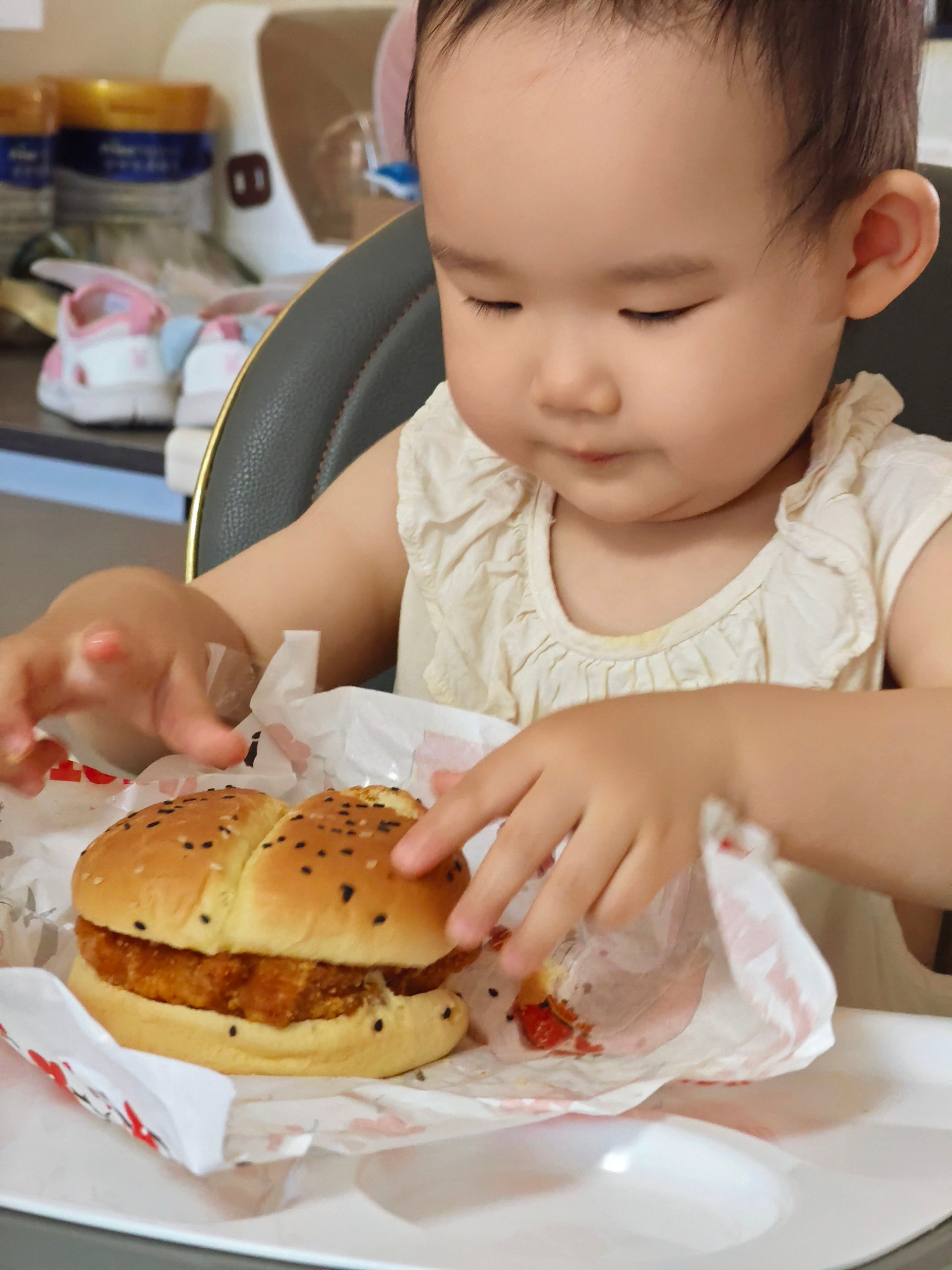 小家伙又解锁一款美食（垃圾食品）[馋嘴]🍔 ​​​