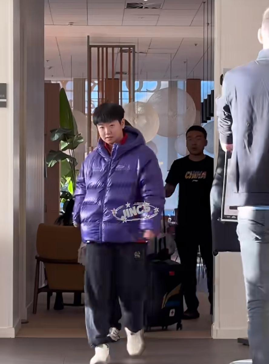 紫色羽绒服的莎莎，
她总是与众不同。
前后四个人穿出了一年四季，
短袖、长袖、羽