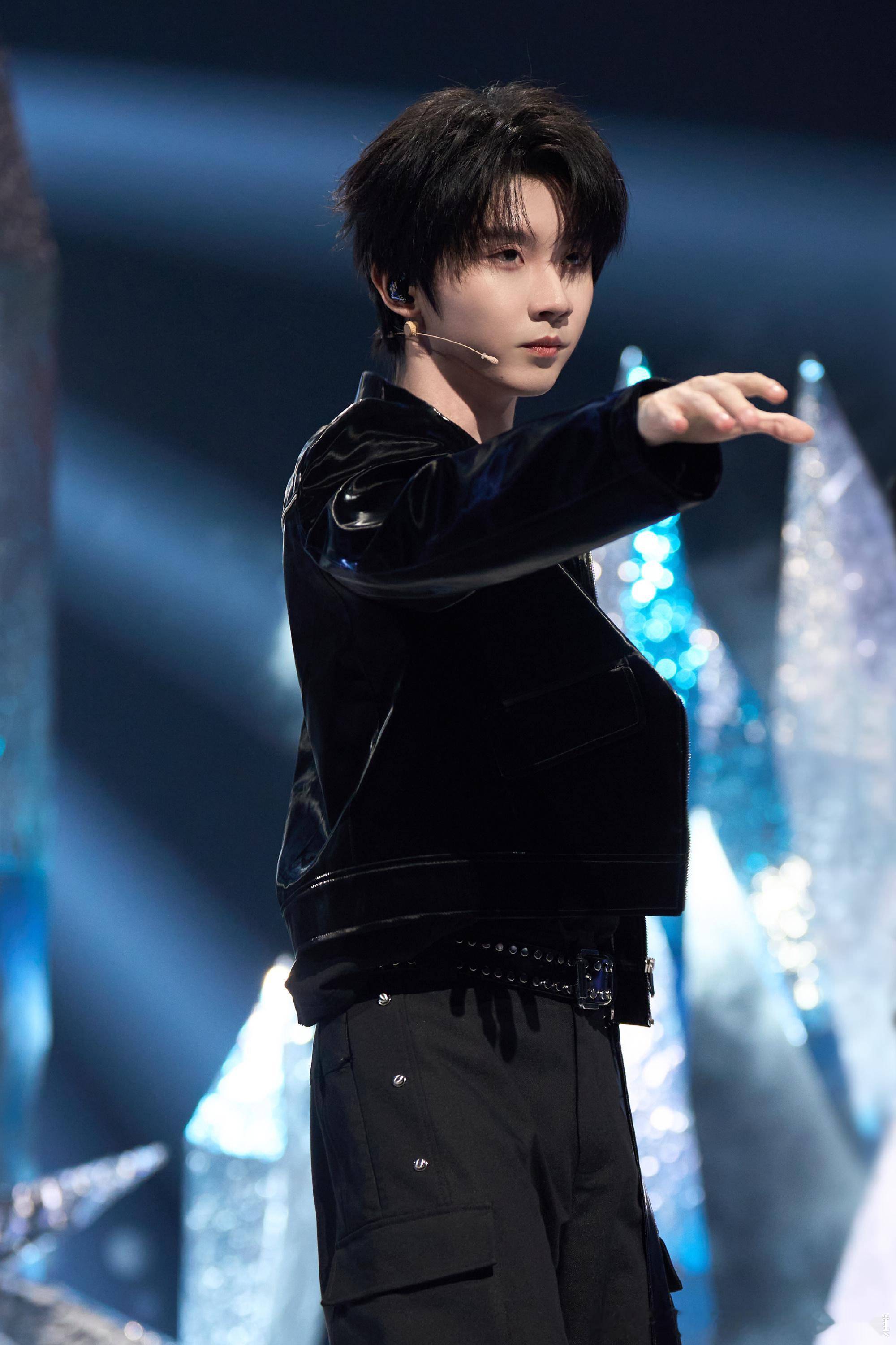 马嘉祺新剧已确定无路透宣传计划，对接方对此给出了明确回应，同时他与女生拥抱的画面