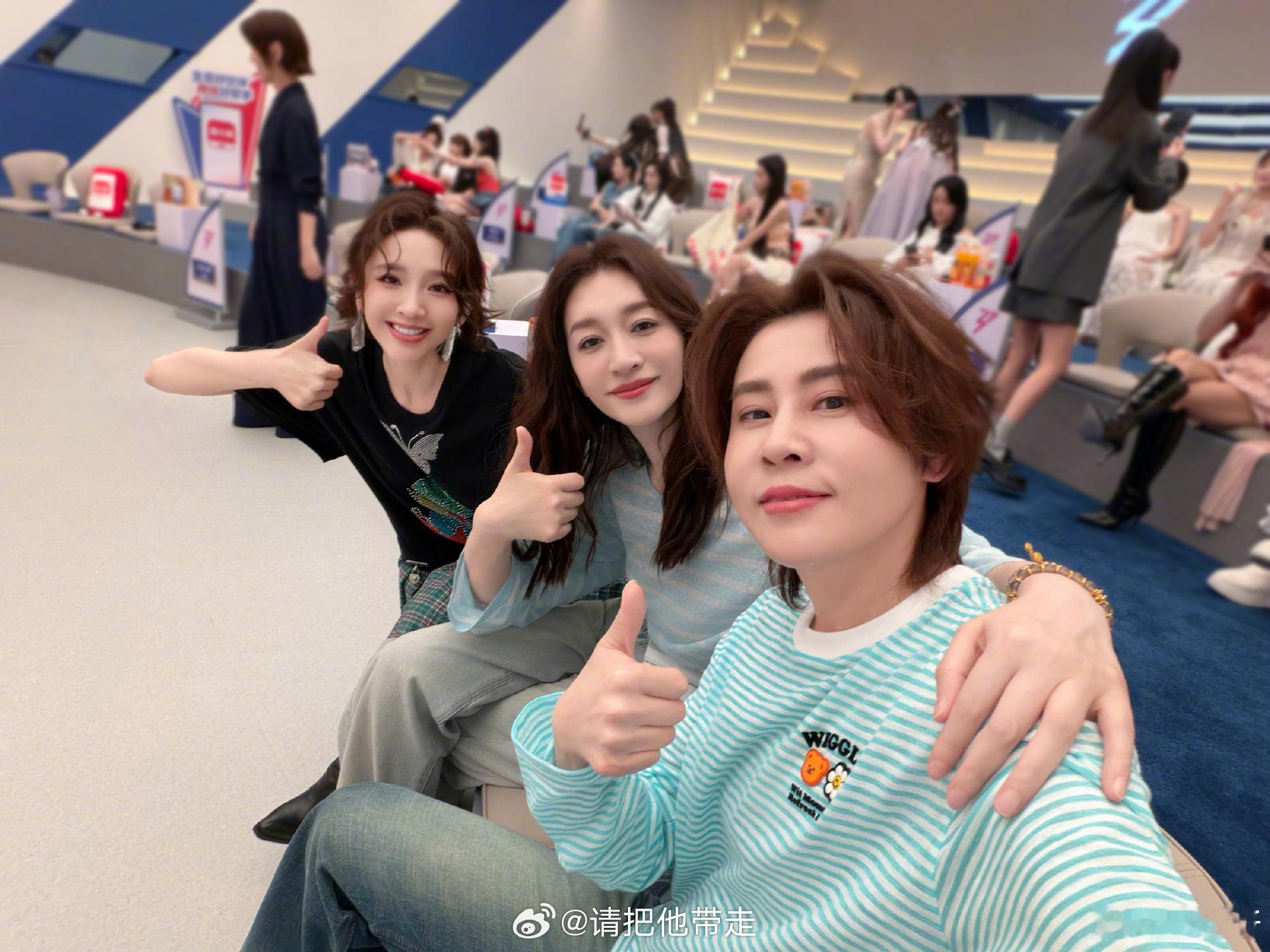 唐艺昕李小冉王濛三美同框 唐艺昕灵动、李小冉温婉、王濛帅气，同框就是顶级视觉盛宴