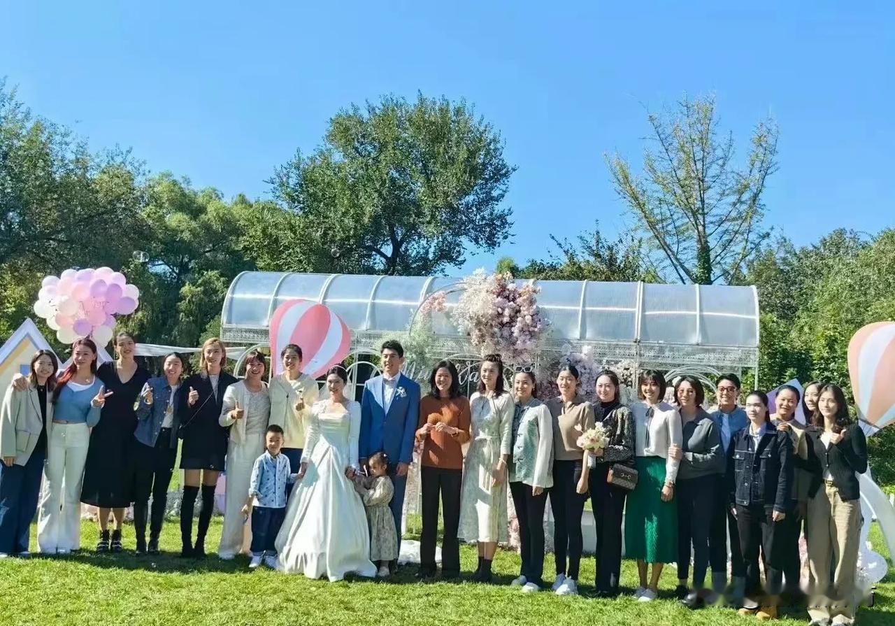 中国女排名将王梦洁今日大婚！郎平教练携带爱徒们参加王梦洁的婚礼！这应该是里约奥运