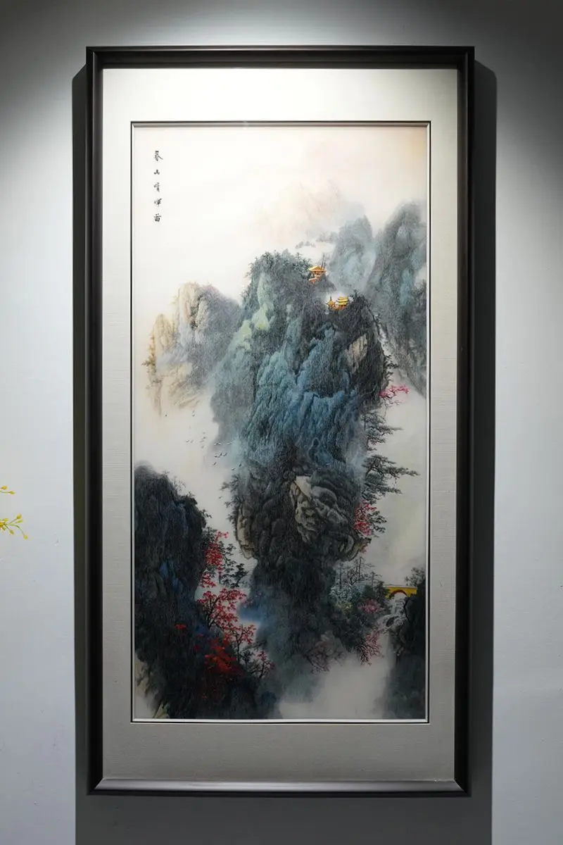 彩丝绣奇峰晓雾，山居藏稳业旺运绵长 素底凝晓光，峻岭浮烟，金亭栖顶，红...