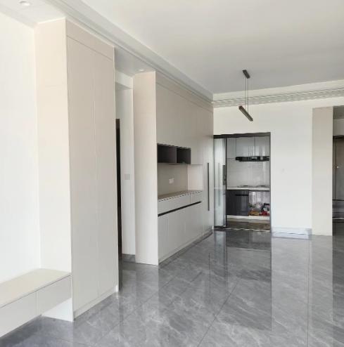 当初装修，我死活要瓷砖通铺，觉得大气、显大、没门槛石丑。瓦工劝我：通铺好看，但风