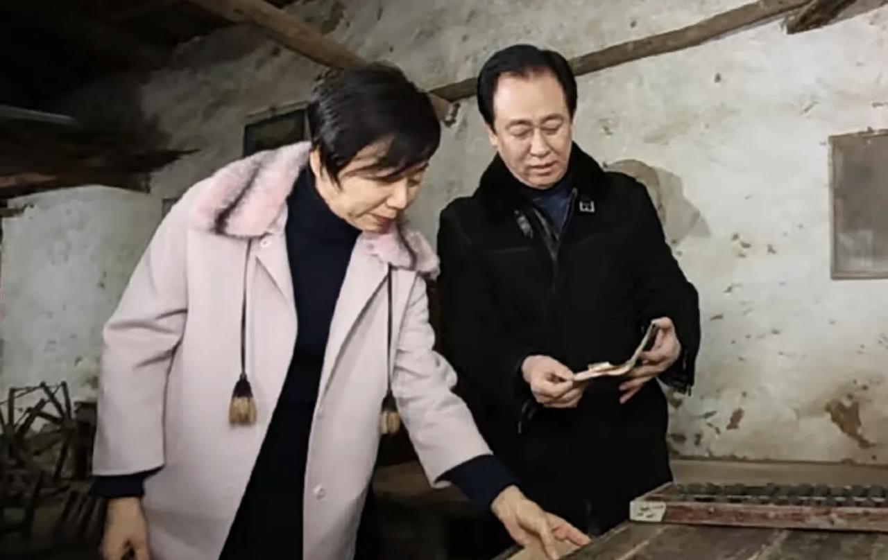 许家印案一审落槌！表面上看他穿着囚服，低头认罪，好像很后悔。可实际上他早就给自己