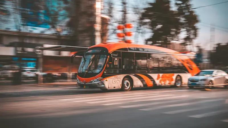 12月24日，江苏一公交车上，一名学生被大叔携带的带鱼“咬住”裤子，大叔随即道歉