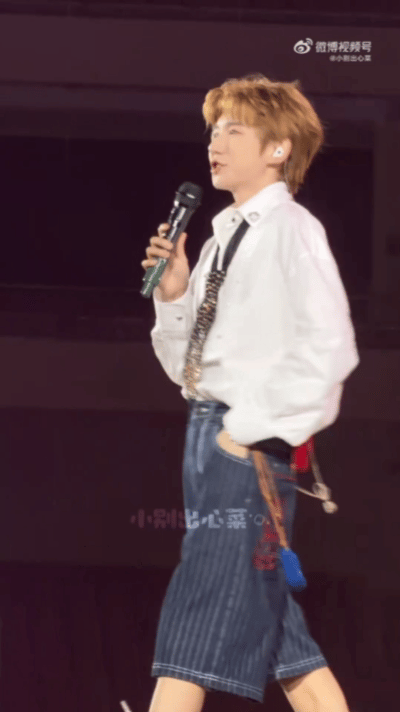 王源一个源式小幽默王源今天的彩蛋就是把顶棚关起来上海演唱会接连碰上雨天，王源随口