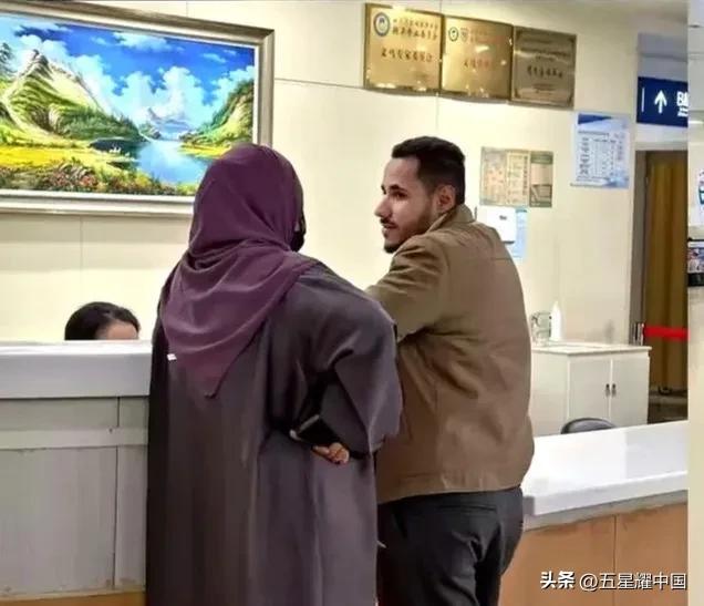 印度游客杭州医院想白看病

几位印度来杭州旅游的游客，其中一人突然发高烧去了医院