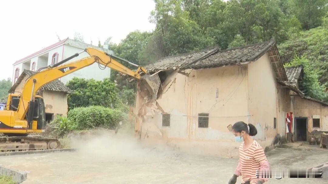 乍一看这照片又以为在搞什么强拆了，但这次误会人家了，还真不是，这是政府实施避险搬