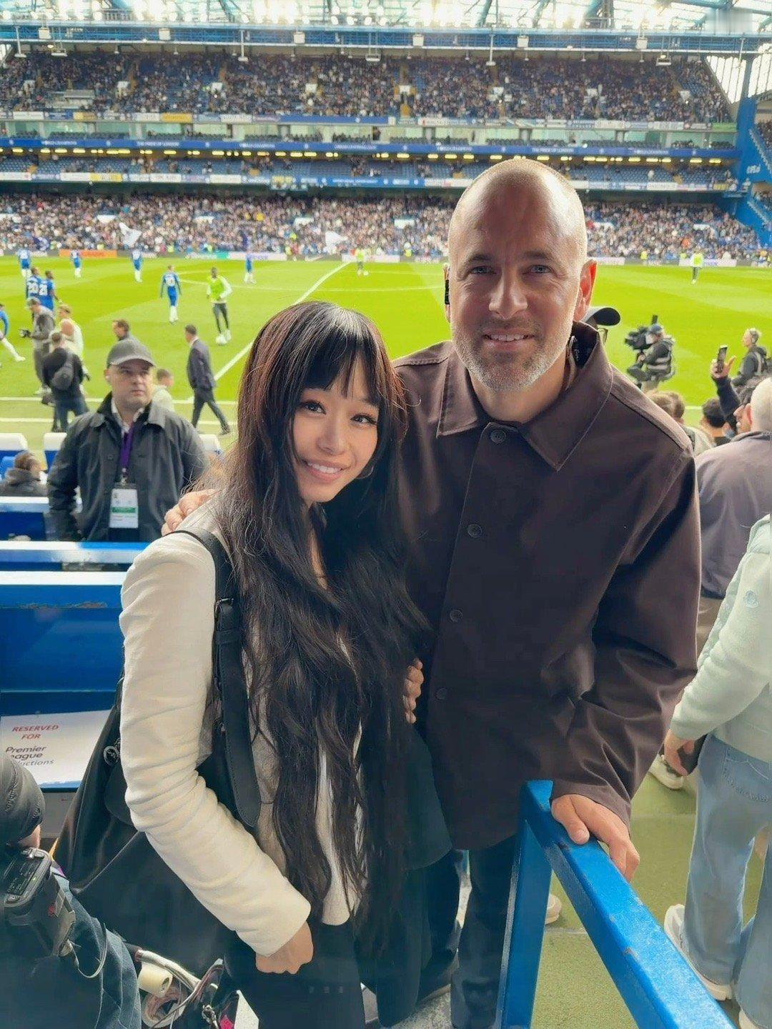 昨天遇到了乔科尔，我问他介不介意签个场册，他说I don’t mind anyt