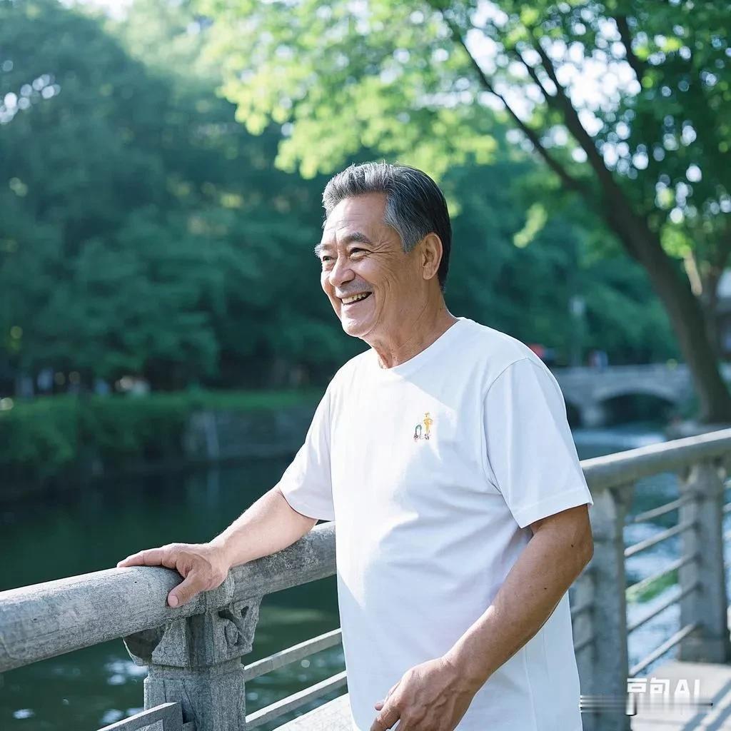 《笑春》
远山静谧烟云涌，
娇艳欲滴花色浓。
风儿含情雨有意，
一江春波嬉闹中。