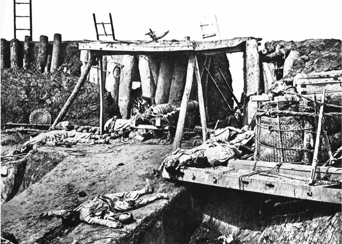 大沽炮台之一的内部爆炸后的惨状，1860年8月。 	 大沽炮台是入京咽...