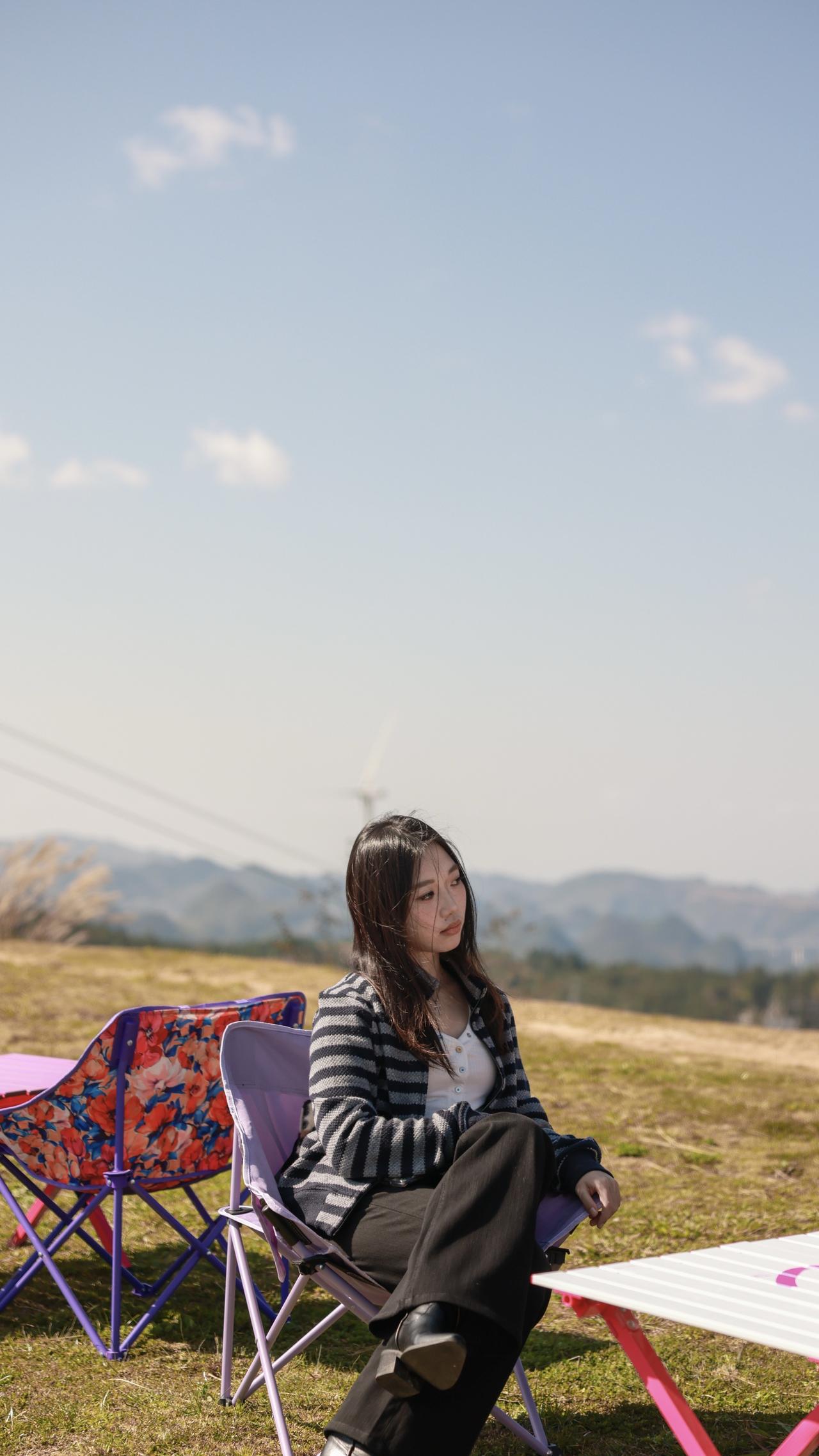 组图｜风把秋意揉进草地的褶皱里，露营椅在脚下支起一方小天地，身后的车还载着没吃完