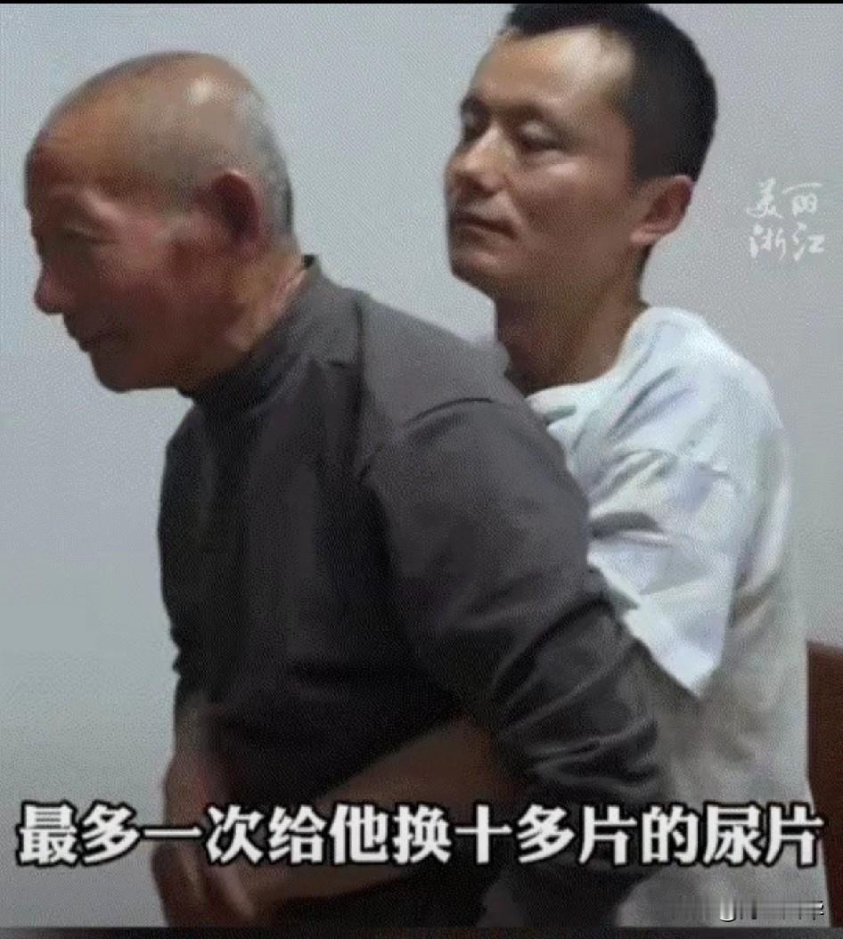 浙江嘉兴，一男子每晚用绳子牵着脑梗瘫痪的父亲跑步康复。经过13个月坚持跑步，让一