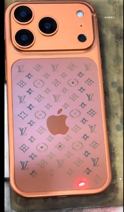 给iPhone17Pro纹了个身 这样搞是彻底不想要保修了是吗？卖二手的时候就知