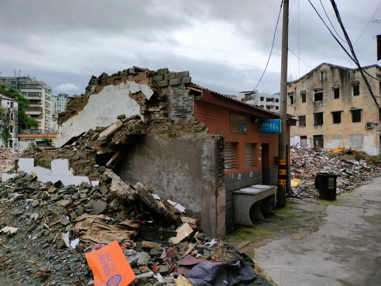 四川达州滚水坝发生溺水事故，导致救援人员死亡，让人惋惜。
建议教育部在学校开设逃