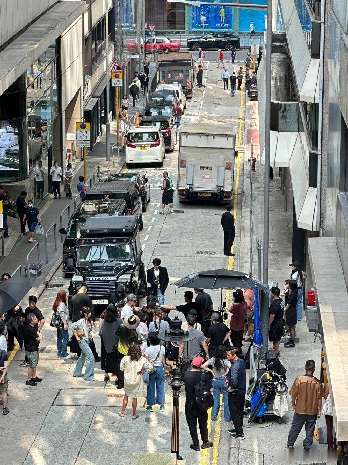 香港街头偶遇檀健次，路人镜头下好帅， 随手一拍都很出片！[好喜欢] ​​​