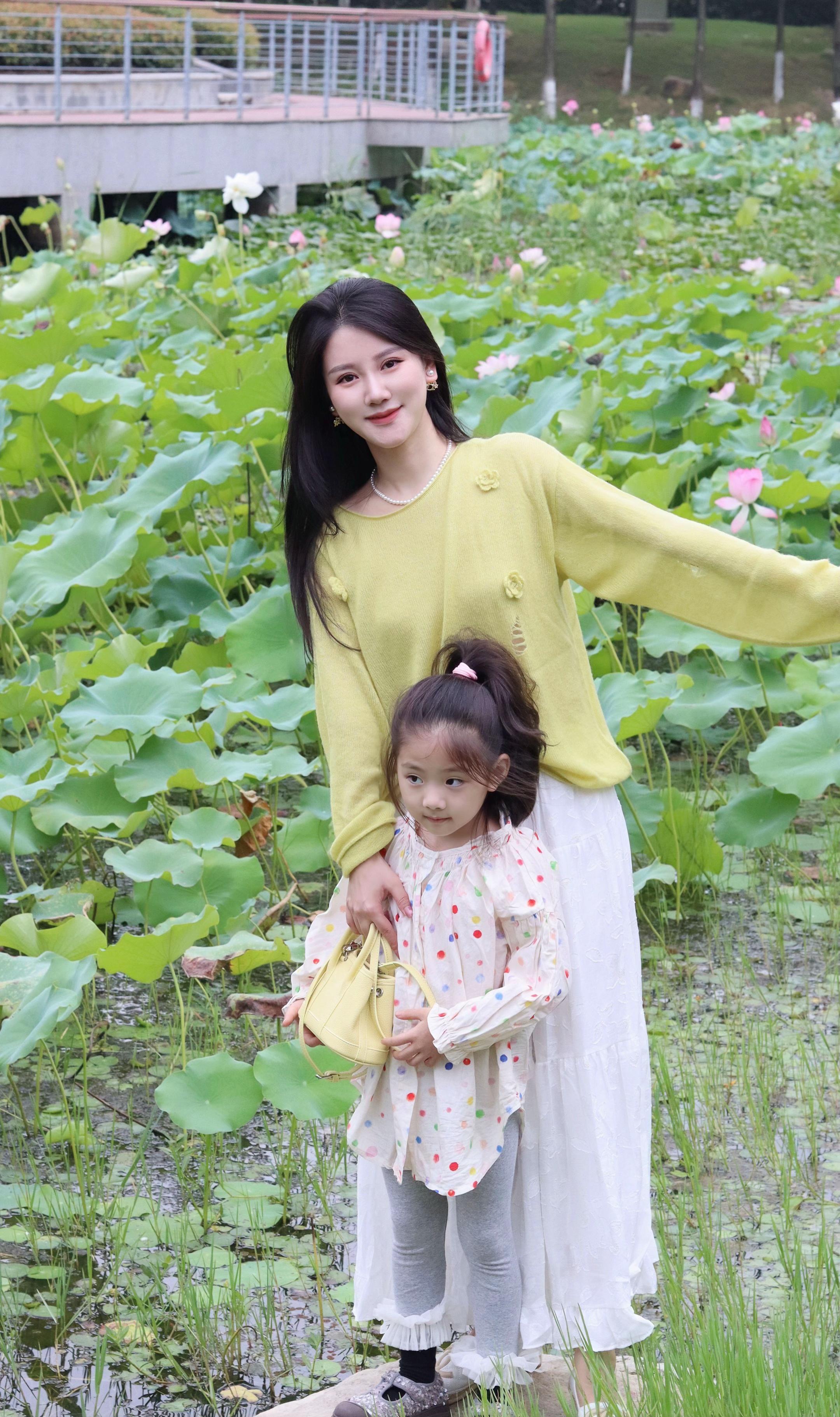 用青春养大的孩子 如今已经有了小大人的模样 原凉我的母爱滤镜 在妈妈眼...