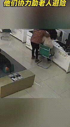 地震逃生遇老人，众人折返显温情
 2026年1月26日下午，甘肃甘南迭部县突发5