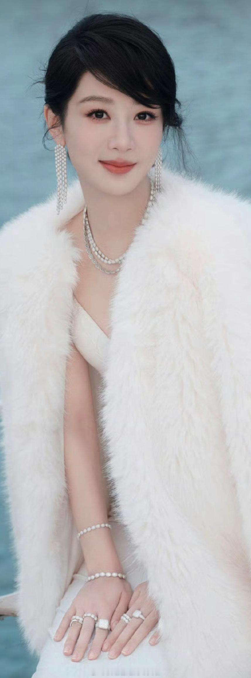 杨紫王楚然同款妆造，斜刘海+白色抹胸 