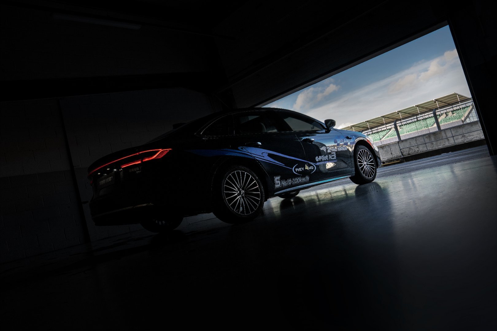 中国轿车燃炸F1创始赛道！吉利银河星耀7完成银石赛道动态首测，成为首款登陆这一世