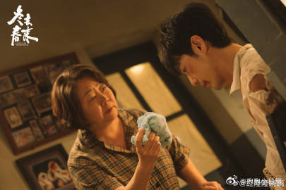 白宇袜子里掏钱丝滑得不像演的 家人们，一定要看《冬去春来》里白宇演徐胜利掏袜子里