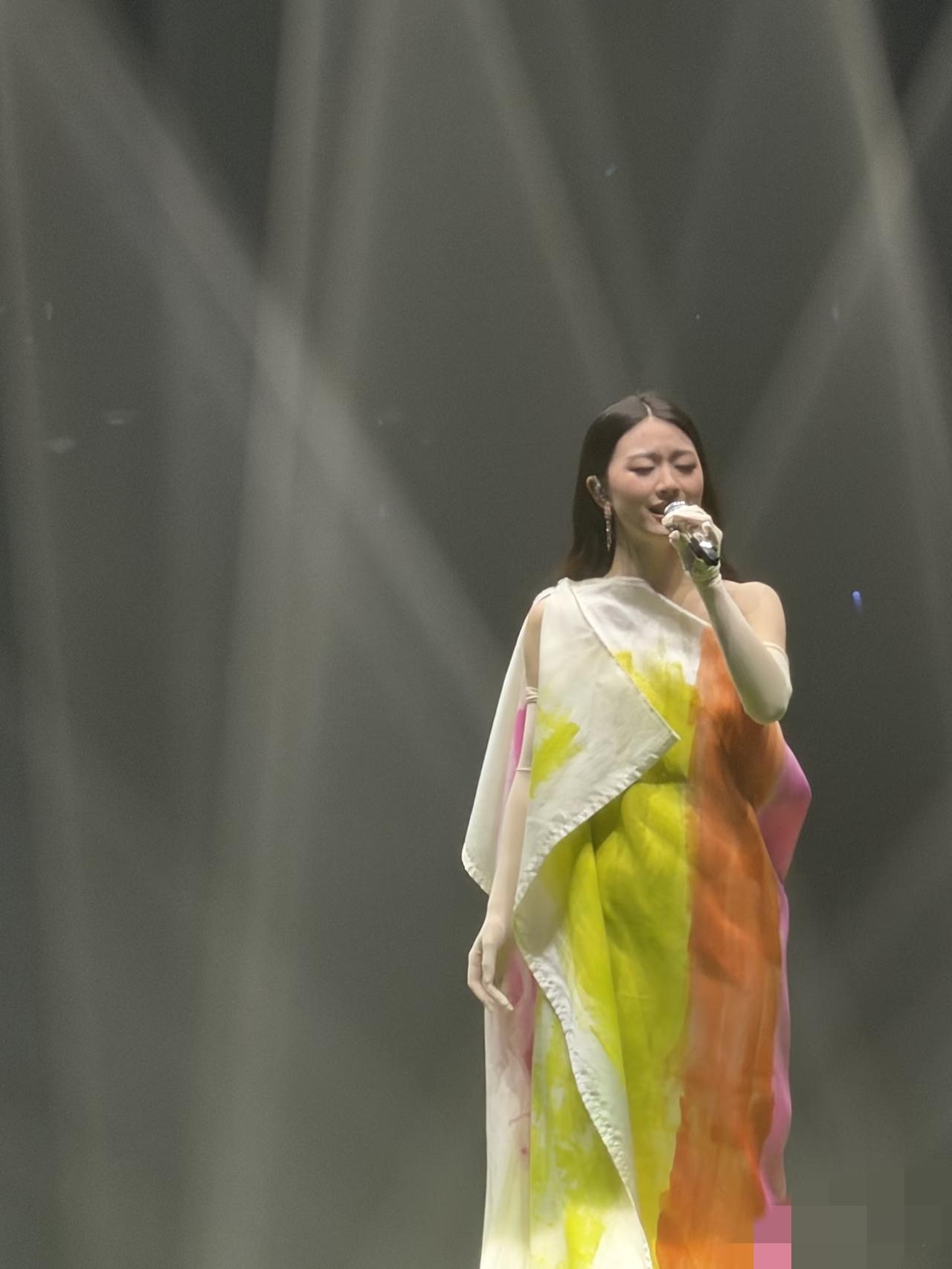 4月10日，单依纯武汉演唱会穿了高定造型，唱得也很投入，但总感觉怪怪的，她并没有