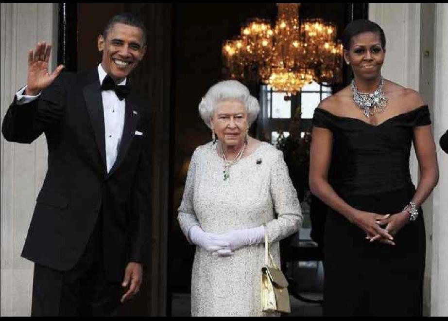 英女王夫妇接见奥巴马夫妇的名场面。
头裹丝巾的英女王像可爱老奶奶，背着手的菲利普