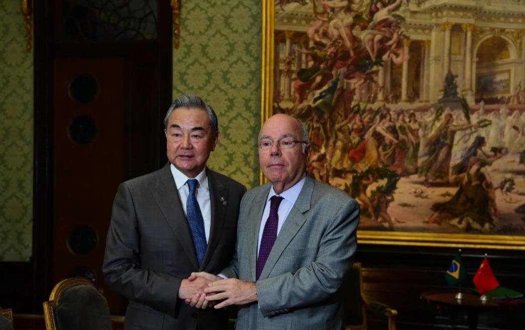 当地时间8月28日，中国外交部长王毅和巴西外长维埃拉通话，双方就当下的关系发展以
