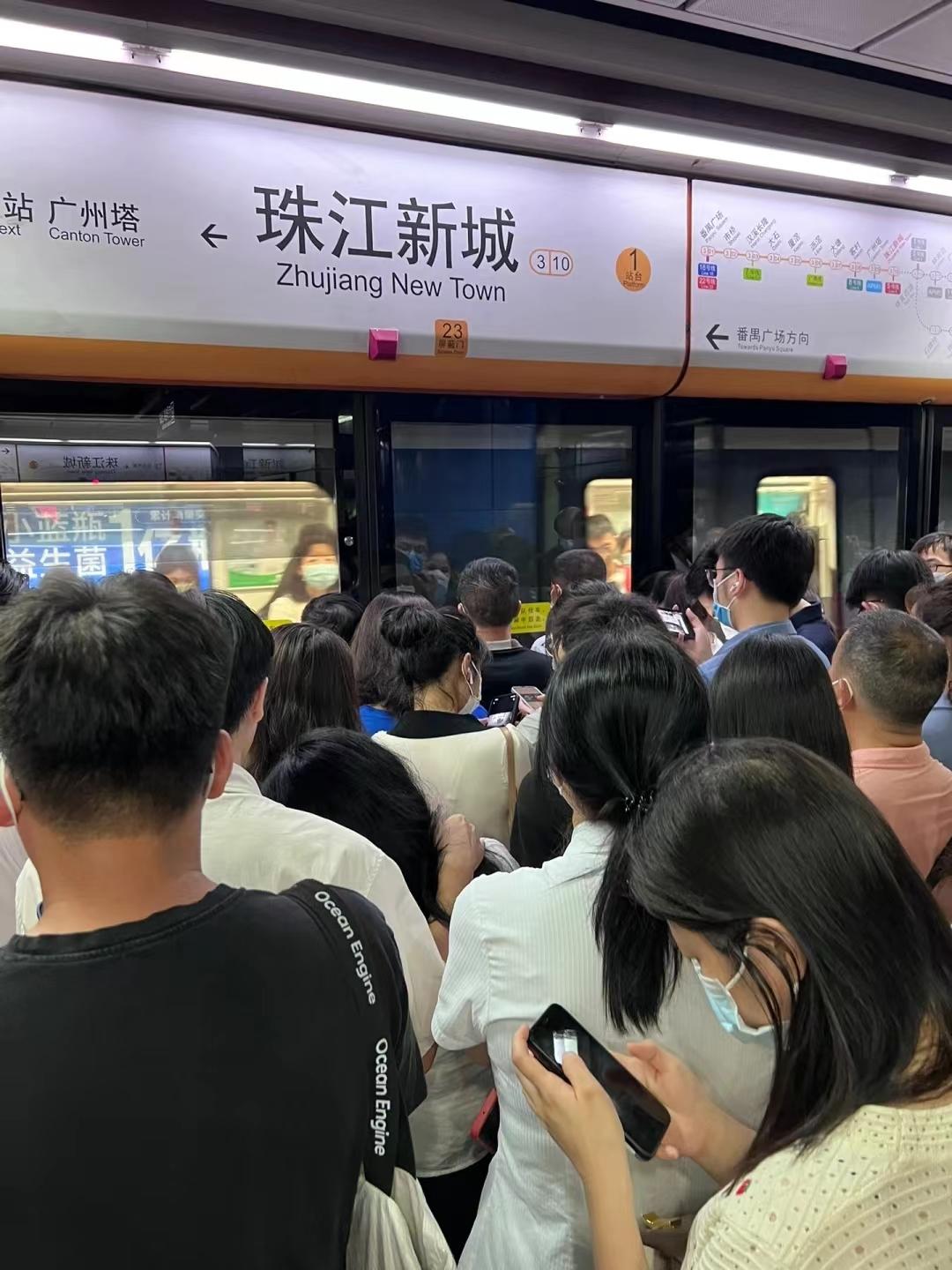 你们是因为什么原因买苹果手机的？现在坐个地铁，年轻人很多拿iPhone，其他小米