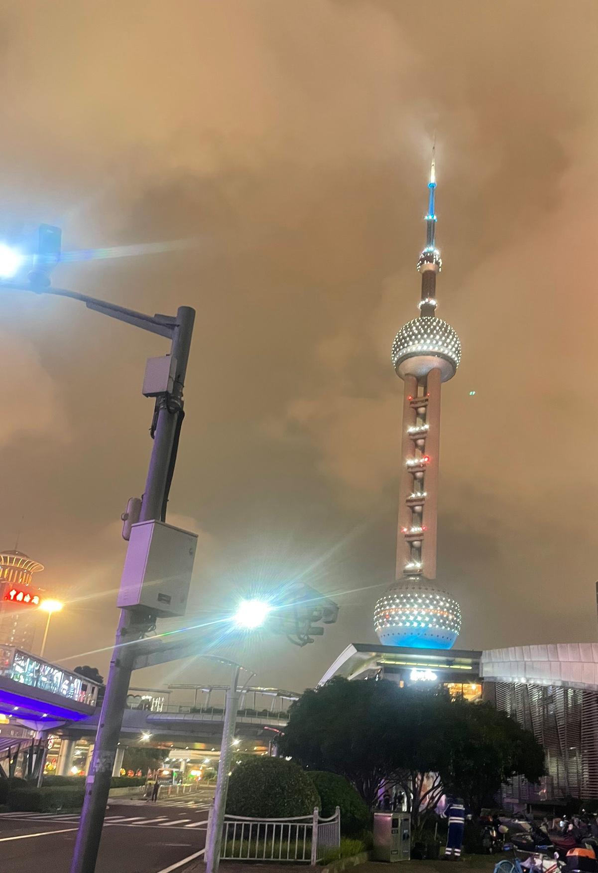 吃蜜屎儿似的，今天她说裴佚被北理工开除了，长假特别快乐。她是一个伦敦读了一年水硕