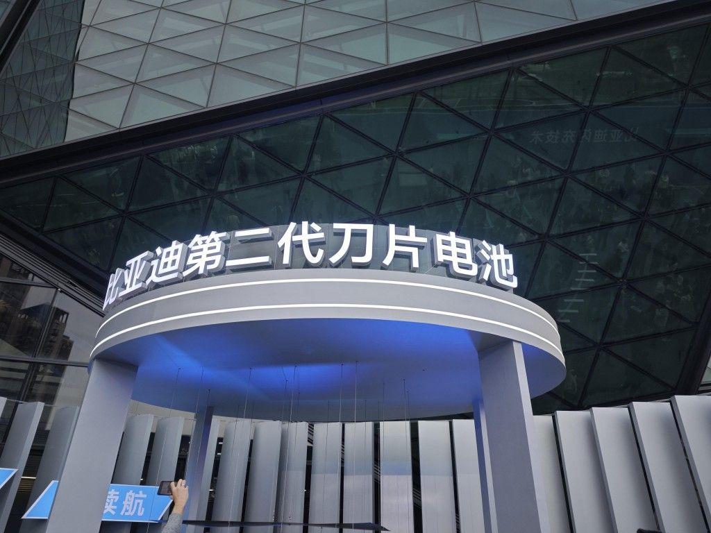 比亚迪第二代刀片电池：5分钟充好、9分钟充饱


硬核闪充技术树立行业新标杆！比