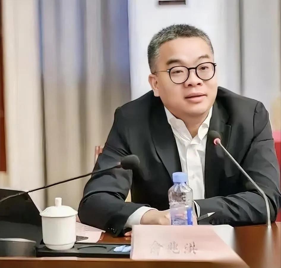 晨跑5公里的他

没躲过急性心梗

48岁的俞兆洪走了。

从律师转行搞新能源那